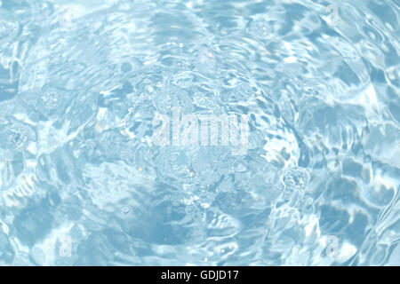 Ondulation de l'eau et fond bleu brillant Banque D'Images