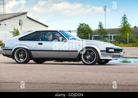 Kotka, Finlande - le 16 juillet 2016 : gris clair métallisé Toyota Celica Supra 2.8 MA61 descend la rue large Banque D'Images