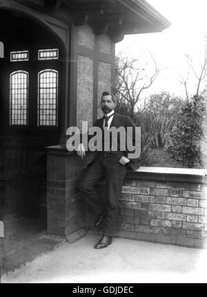 L'homme pose en costume avec montre de poche, c1910. Photographie par Tony Henshaw Banque D'Images