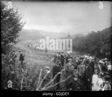 Les gens sur le Leat Tiverton c1920, Tiverton, Devon, Angleterre. Photographie par Tony Henshaw Banque D'Images