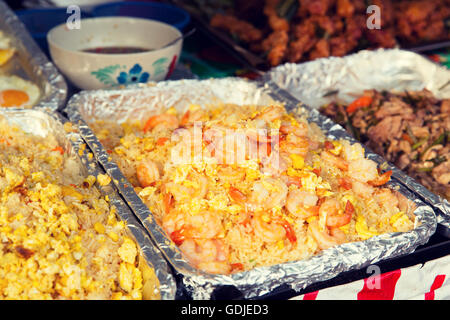 Wok plat à street market Banque D'Images