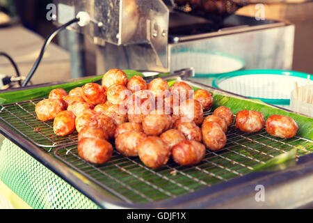 Boulettes frites vente à la rue du marché Banque D'Images