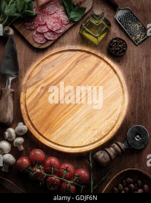 Pizza aux champignons, salami et les tomates. Vue d'en haut. Banque D'Images