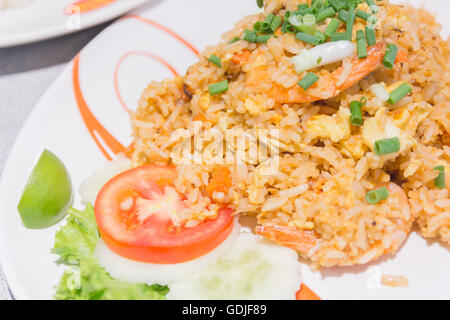 Riz frit à la chinoise fait maison avec des légumes, du poulet et d'œufs au plat servi sur un plateau (Selective Focus Focus, un tiers dans le Banque D'Images