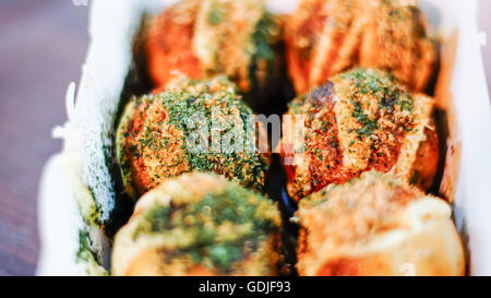 Délicieux, Takoyaki pieuvre style Japonais pancake topping, avec plusieurs assaisonnement, très célèbre pour l'heure de la collation. Banque D'Images