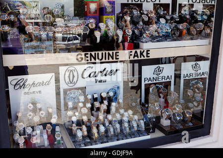 Shop à Kalkan Turquie la vente de fausses montres authentiques. Banque D'Images