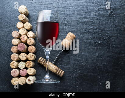 Bouchons à vin en forme de bouteille de vin sur l'arrière-plan de graphite. Banque D'Images