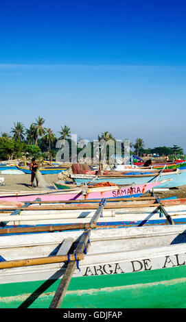 Les bateaux de pêche traditionnels asiatiques colorés sur la plage de Dili au Timor oriental Banque D'Images