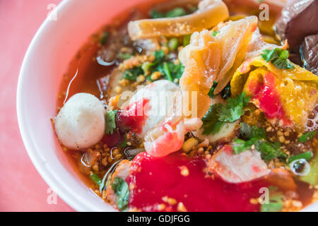 Fruits de mer Poissons nouilles de riz avec balle dans Ta soupe rouge (Yen Fo) Banque D'Images