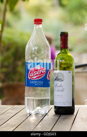 Bouteille de La Casera (soda) et le vin, pour le mélange d'un tinto de verano. L'Espagne. Banque D'Images