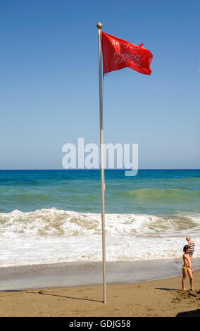 Drapeau rouge d'avertissement, pas de plage, baignade sur la plage de Fuengirola, Espagne, Andalousie, espagne. Banque D'Images