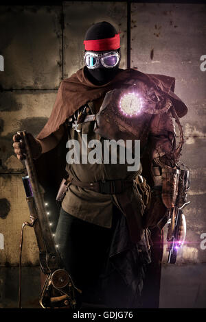 Soldat futuriste posant avec arme et armure Banque D'Images