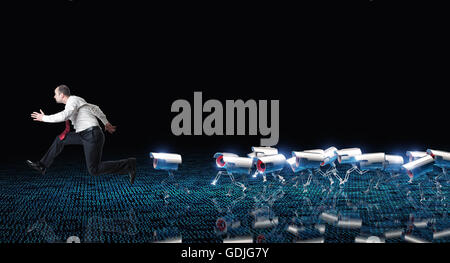 Running Man et cctv robot sur fond de code binaire Banque D'Images