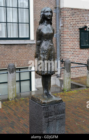 Une petite sculpture en bronze d'Anne Frank' comme une petite fille, Amsterdam, Hollande, Pays-Bas. Banque D'Images