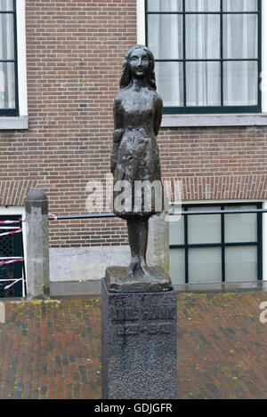 Une petite sculpture en bronze d'Anne Frank' comme une petite fille, Amsterdam, Hollande, Pays-Bas. Banque D'Images