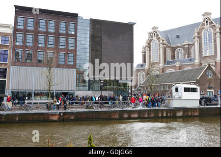 Les gens d'attente dans la pluie à l'extérieur du Musée d'Anne Frank à Amsterdam, Hollande, Pays-Bas. Banque D'Images