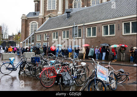 Les gens d'attente dans la pluie à l'extérieur du Musée d'Anne Frank à Amsterdam, Hollande, Pays-Bas. Banque D'Images