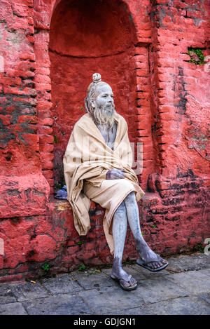 Katmandou, Népal - Octobre 21, 2015 : l'Errance Shaiva sadhu (saint homme) avec la peinture du visage blanc dans l'ancien temple de Pashupatinath Banque D'Images