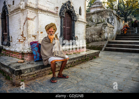 L'errance sadhu baba (saint homme) avec les cheveux longs dans l'ancien temple de Pashupatinath Banque D'Images