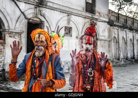 L'errance Shaiva sadhus (saints hommes) avec la peinture corporelle traditionnelle dans l'ancien temple de Pashupatinath Banque D'Images