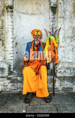 L'errance Shaiva sadhu (saint homme) avec la peinture du visage traditionnels dans l'ancien temple de Pashupatinath Banque D'Images