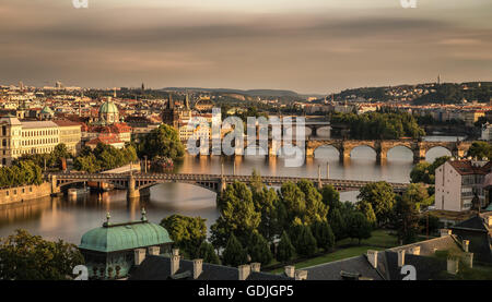 Ponts historiques de Prague à l'heure d'or photographiés de Letna Park. Longue exposition. Banque D'Images