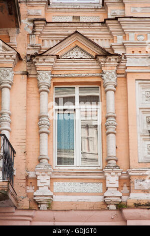 Fenêtre dans un ancien bâtiment classique sur colonne avec la rue Banque D'Images