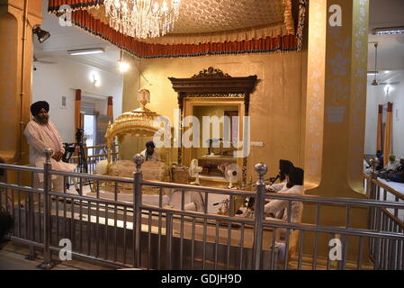 Shri Anandpur Kesgarh Sahib takhat en marbre blanc religieuse sikh gurdwara lieu saint dans la circonscription Rupnagar, Punjab, en Inde, en Asie Banque D'Images