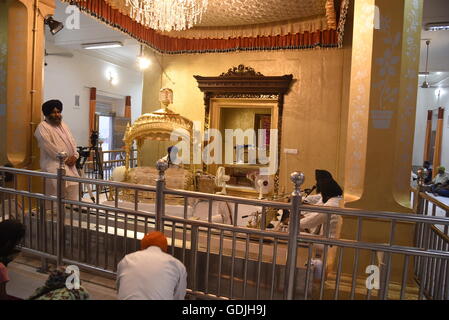 Shri Anandpur Kesgarh Sahib takhat en marbre blanc religieuse sikh gurdwara lieu saint dans la circonscription Rupnagar, Punjab, en Inde, en Asie Banque D'Images