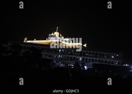 Shri Anandpur sahib Kesgarh Sahib takhat gurdwara religieux en vue de nuit la foudre dans le district Rupnagar, Punjab, en Inde, en Asie Banque D'Images