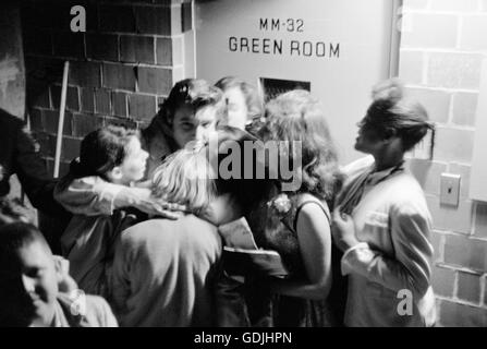 Elvis Presley serrant un groupe de fans en coulisses après un concert à l'Université de Dayton Fieldhouse, le 27 mai 1956. Banque D'Images