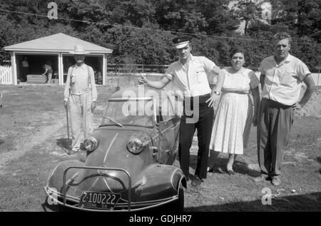 Elvis, Vernon, et Gladys dans l'arrière-cour de la chambre à 1034 Audubon Drive, Memphis, Tennessee Banque D'Images