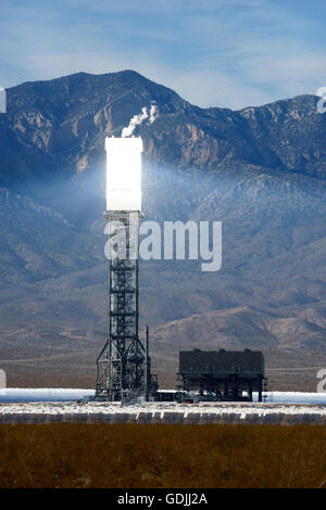 Une des tours du système de production d'électricité solaire Ivanpah dans le désert de Mojave, Californie bien éclairée par la lumière du soleil Banque D'Images