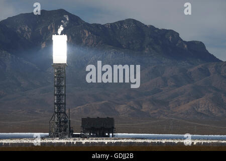 Une des tours du système de production d'électricité solaire Ivanpah dans le désert de Mojave, Californie bien éclairée par la lumière du soleil Banque D'Images