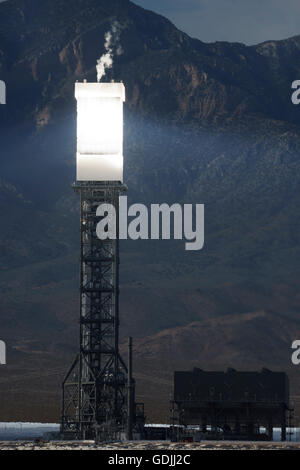 Une des tours du système de production d'électricité solaire Ivanpah dans le désert de Mojave, Californie bien éclairée par la lumière du soleil Banque D'Images