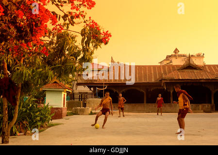 Jeunes moines de jouer au soccer dans une pagode dans la ville de Nyaungshwe au lac Inle dans l'Etat Shan à l'est du Myanmar dans le Sud Banque D'Images