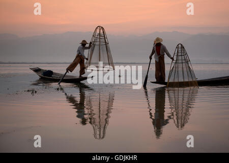 Les pêcheurs au lever du soleil dans le paysage sur le lac Inle dans l'Etat Shan à l'est du Myanmar Southeastasia. Banque D'Images