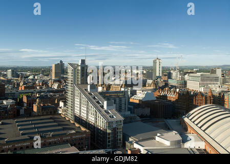 Une photo de la ville de Manchester, UK, avec les toits de divers bâtiments et gratte-ciel. Banque D'Images