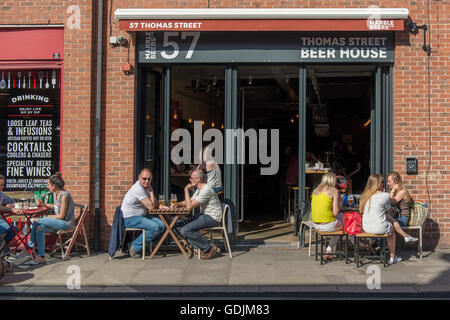 Les gens de prendre un verre à l'extérieur, rue Thomas Beer House situé dans la zone quartier Nord de Manchester. Banque D'Images