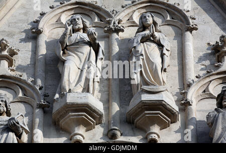 Statue du portail ouest de l'église gothique Maria am Gestade à Vienne, Autriche, le 10 octobre 2014. Banque D'Images