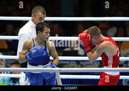 Ashley Williams, le Pays de Galles (rouge) v Devendro Laishram, Inde, (bleu) dans la lumière des hommes poids mouche (46-49kg) Demi-finales au SECC, Jeux du Commonwealth de 2014, Glasgow. Devendro Laishram a gagné le combat. Banque D'Images