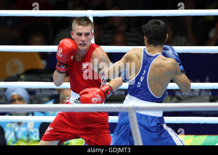 Ashley Williams, le Pays de Galles (rouge) v Devendro Laishram, Inde, (bleu) dans la lumière des hommes poids mouche (46-49kg) Demi-finales au SECC, Jeux du Commonwealth de 2014, Glasgow. Devendro Laishram a gagné le combat. Banque D'Images