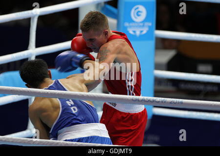 Ashley Williams, le Pays de Galles (rouge) v Devendro Laishram, Inde, (bleu) dans la lumière des hommes poids mouche (46-49kg) Demi-finales au SECC, Jeux du Commonwealth de 2014, Glasgow. Devendro Laishram a gagné le combat. Banque D'Images