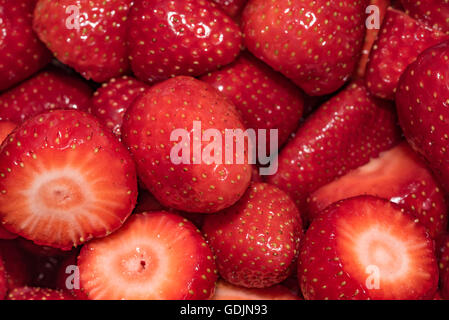 Fraises fraîches, tranchées Banque D'Images