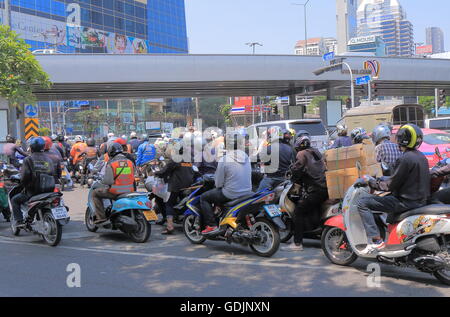 Les motards attendre feu à Bangkok en Thaïlande. Banque D'Images