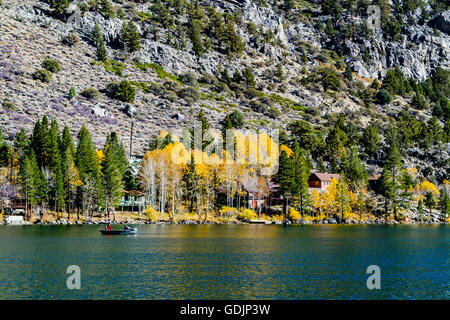 Les pêcheurs à Silver Lake le long de la route 158 de la Californie le lac juin boucle dans la partie Est de la Sierra Nevada Banque D'Images