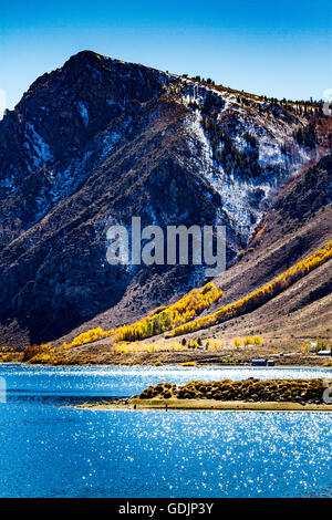 Le long de la route 158 de la Californie le lac juin boucle dans la partie Est de la Sierra Nevada Banque D'Images