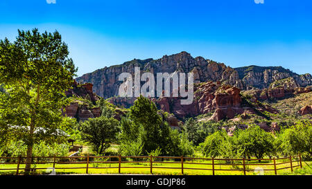 Rock Foramtions et route en Arizona Sedona Banque D'Images