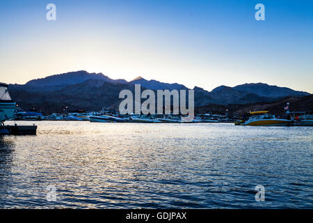 Une croisière au coucher du soleil sur le lac Mojave sur la frontière de l'Arizona Nevada Katherine Landing voile de lancement en Arizona Banque D'Images