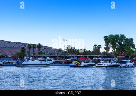 Une croisière au coucher du soleil sur le lac Mojave sur la frontière de l'Arizona Nevada Katherine Landing voile de lancement en Arizona Banque D'Images